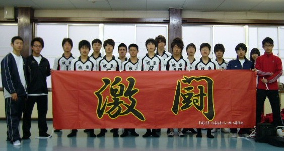 OB会から寄贈していただいた部旗を持ち記念撮影